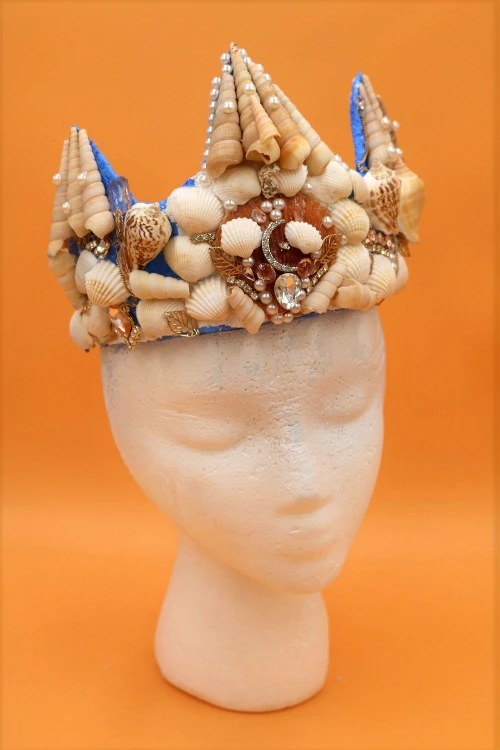 Learn how to make a real mermaid crown with seashells!  This is such a great under the sea craft!